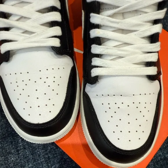 Air Jordan 1 Mid "Noble Red" sneakers - Mens 8; Women’s 9.5 - Picture 6 of 7